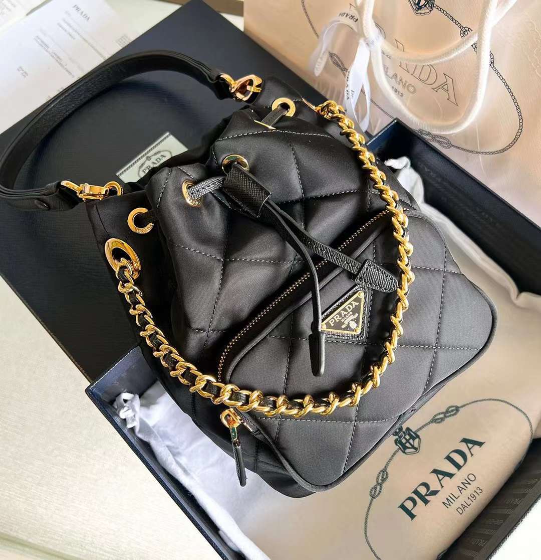 PRADA 中古黑金鍊條間麵線尼龍水桶包1BH038