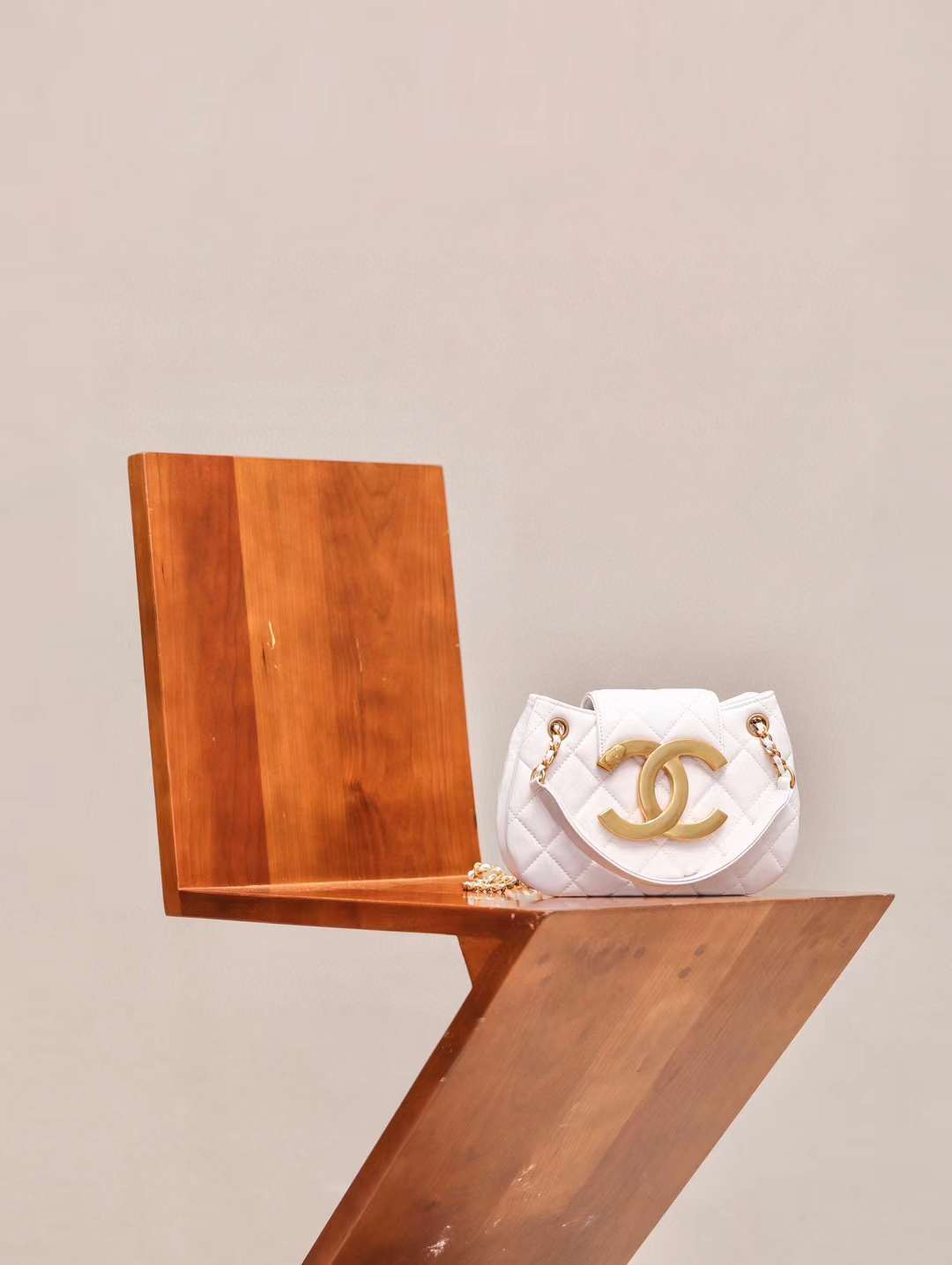 CHANEL 24C 大LOGO 郵差包 白色