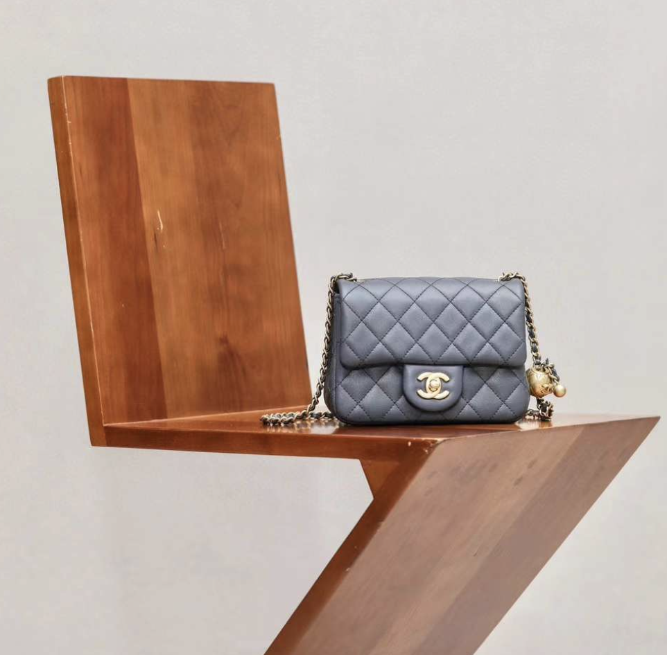 CHANEL 23K 經典CF金球方胖子 霧霾灰色羊皮口蓋包 17/20