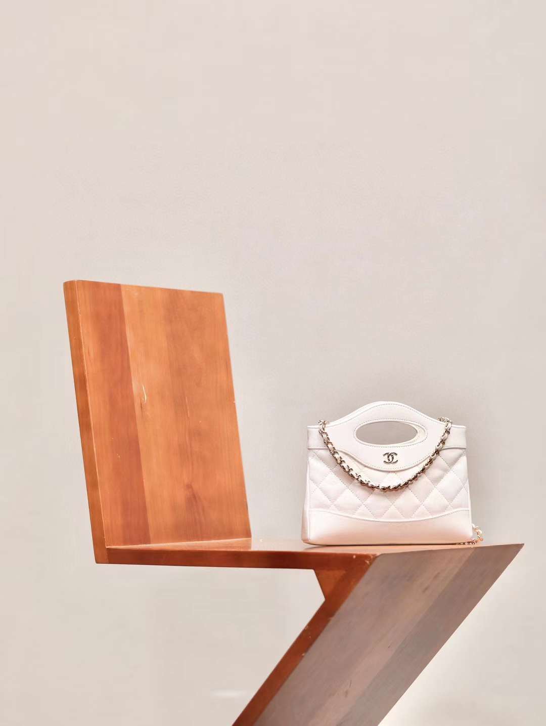 CHANEL 24S 31 NANO 油蠟羊皮經典側背包 白色