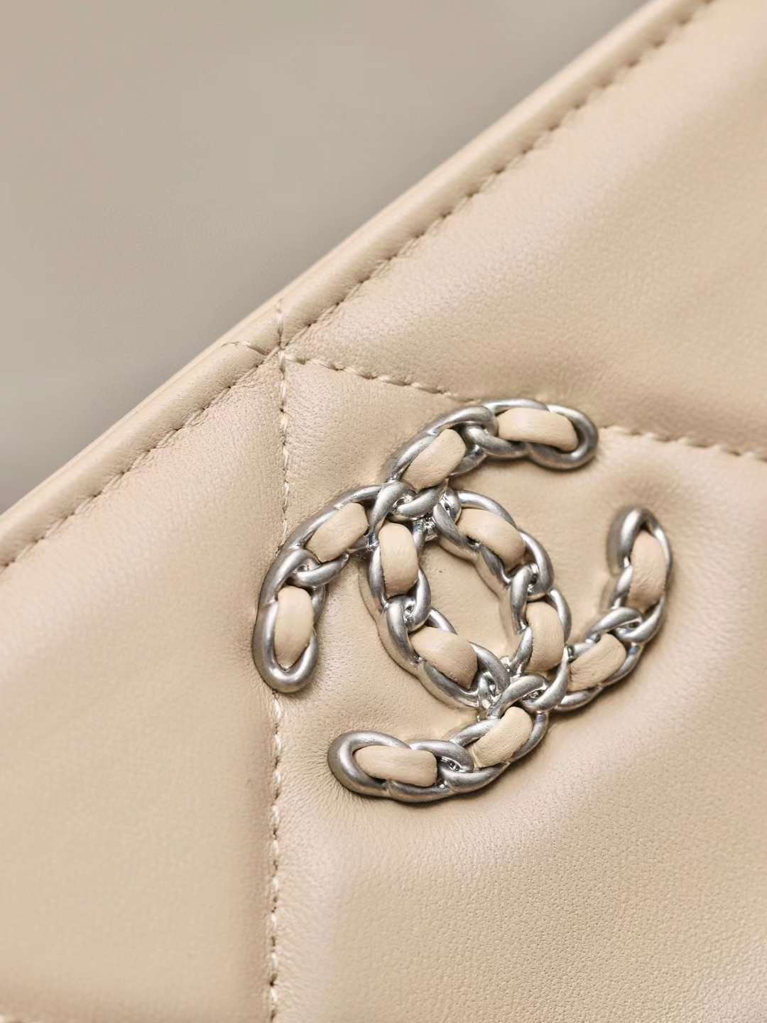 CHANEL 19經典 羊皮金銀雙色WOC 杏色鍊帶包