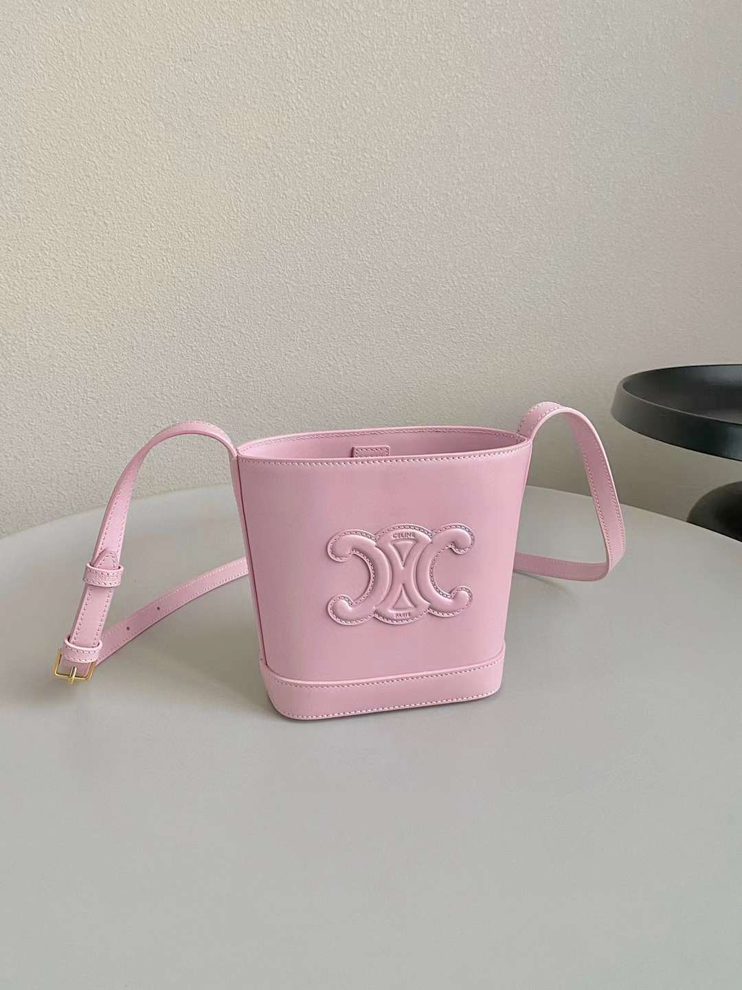 CELINE BUCKET CUIR TRIOMPHE 櫻花粉 MINI水桶側背包