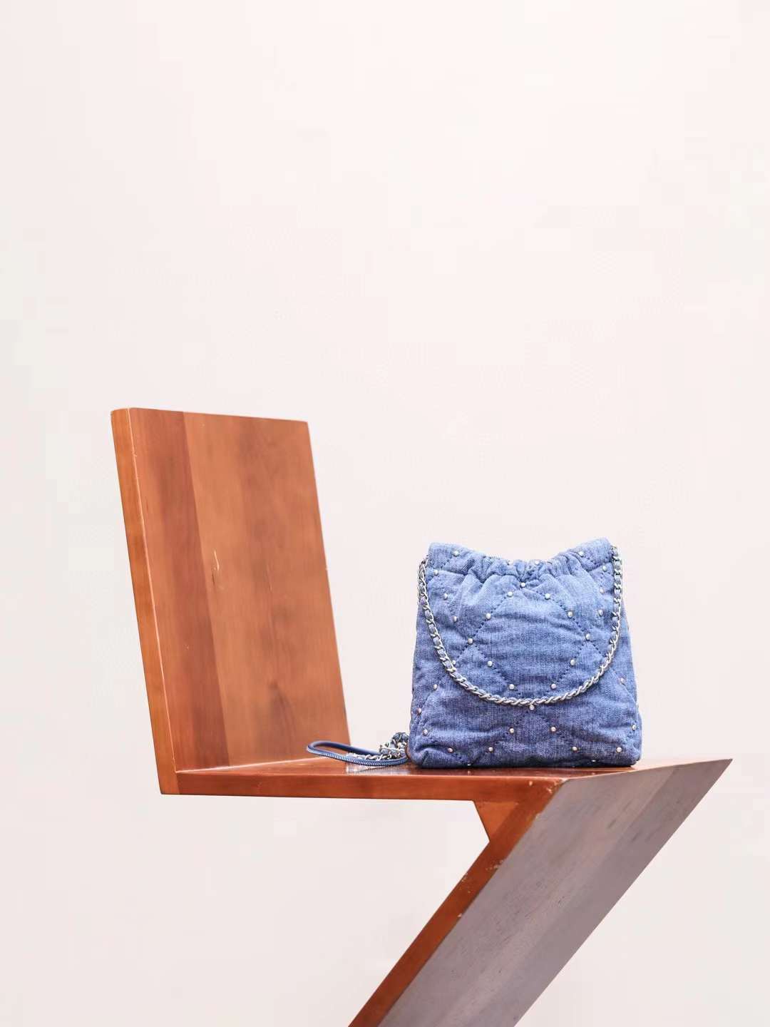 CHANEL 24S 22BAG MINI 鉚釘牛仔手提包