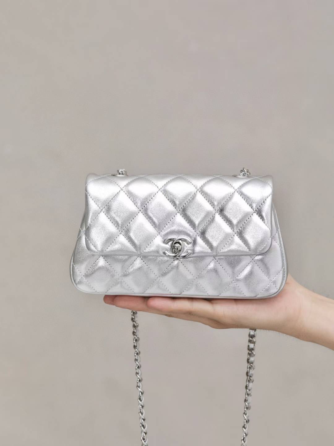CHANEL 25SS 鏈條口蓋包 小型廢包 銀色