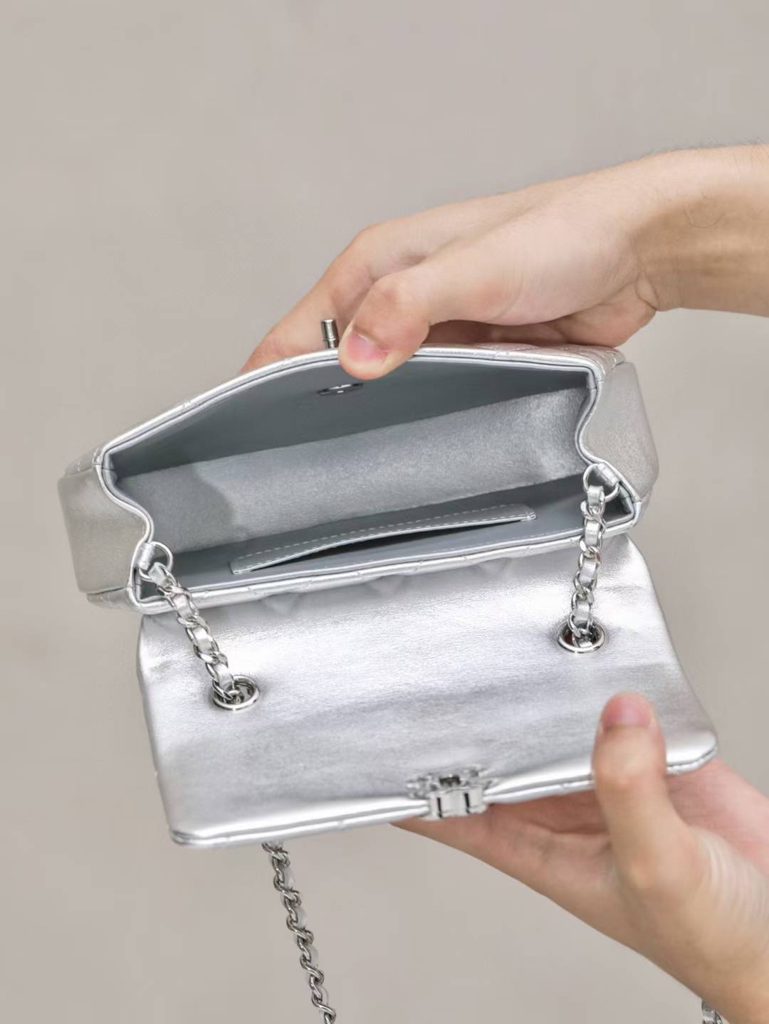 CHANEL 25SS 鏈條口蓋包 小型廢包 銀色