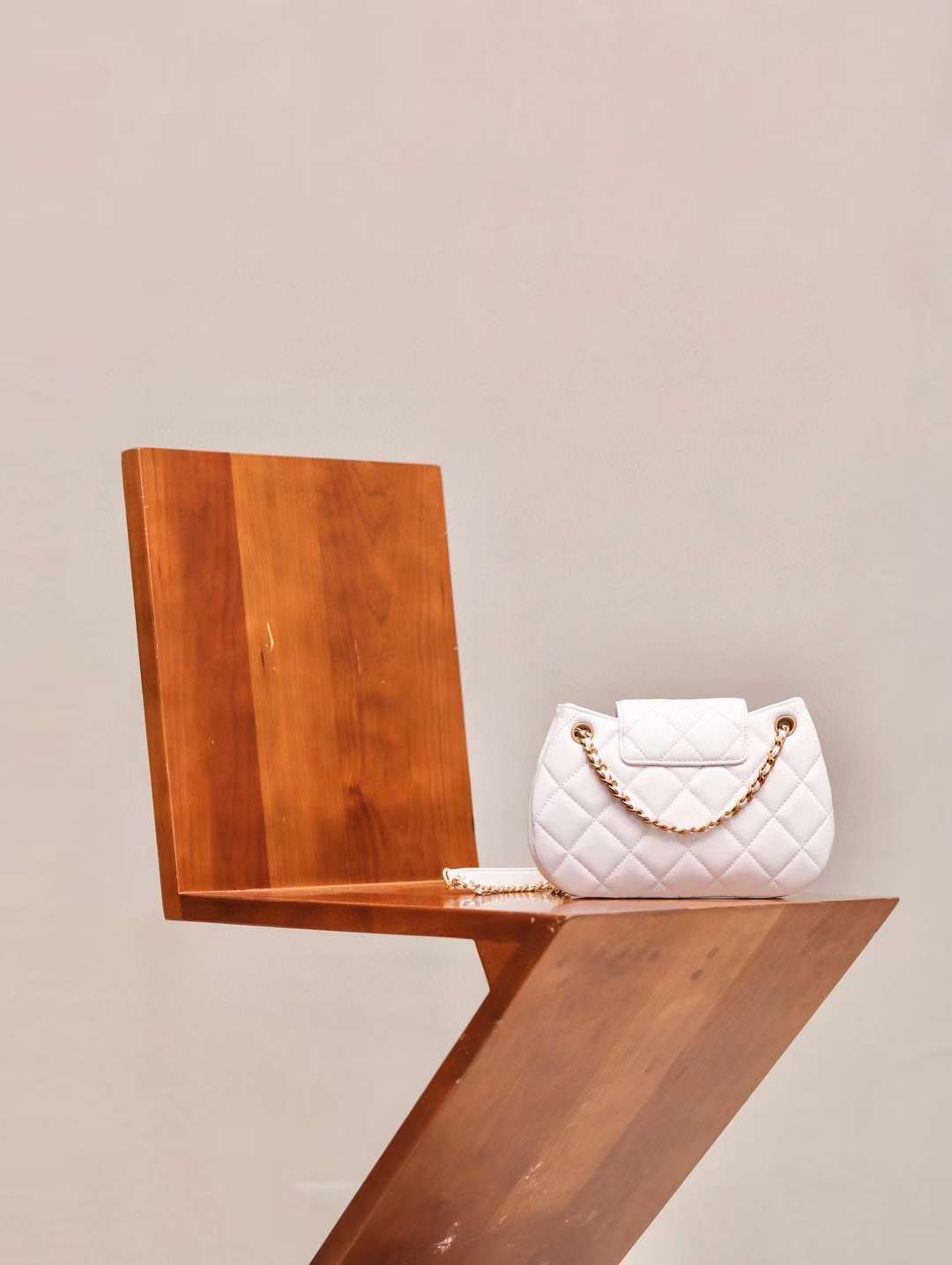 CHANEL 24C 大LOGO 郵差包 白色