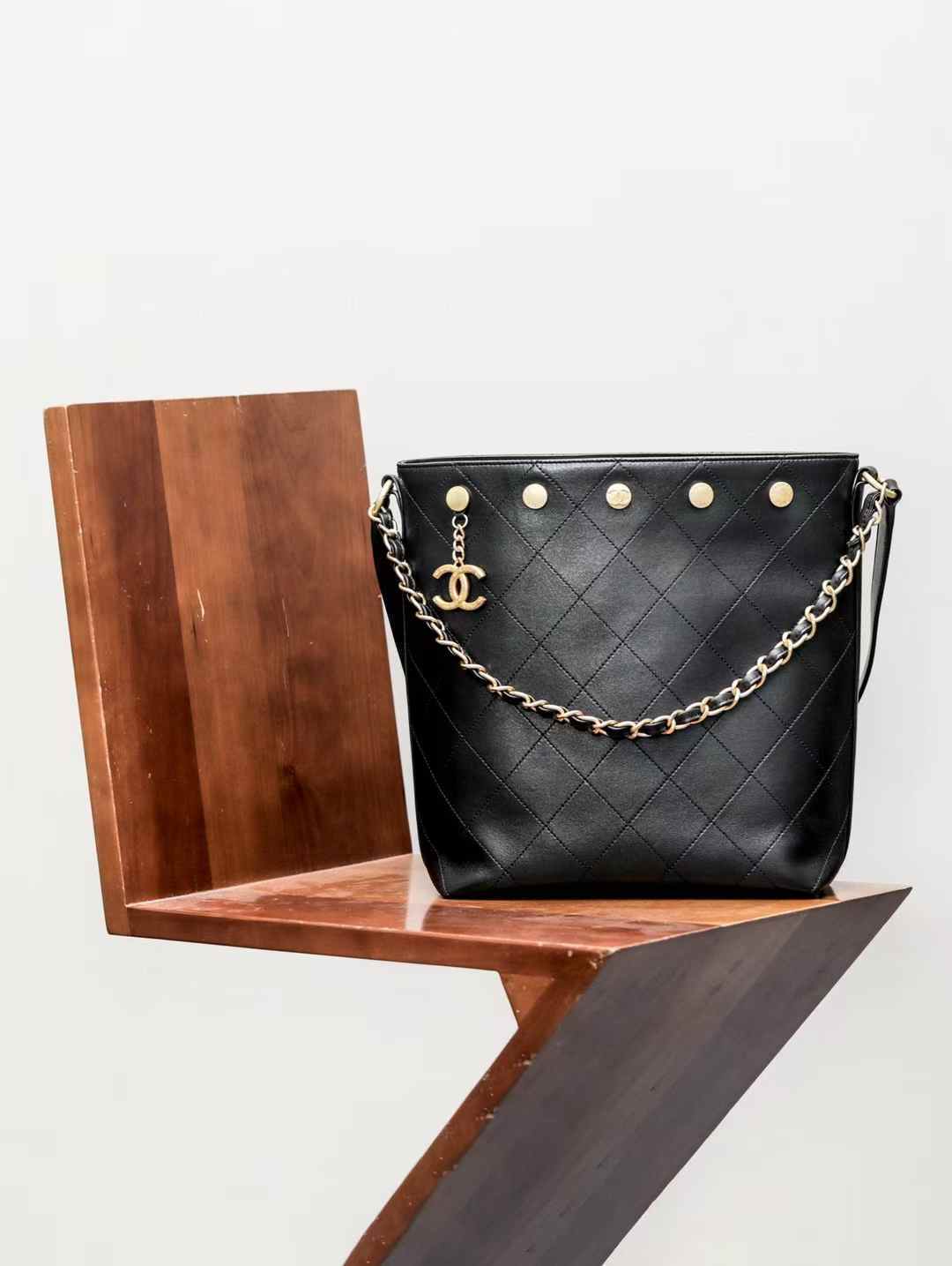 CHANEL 25P 小香金幣hobo水桶包 黑金