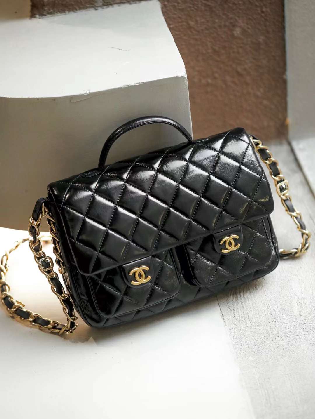 CHANEL 24A 雙口袋郵差包