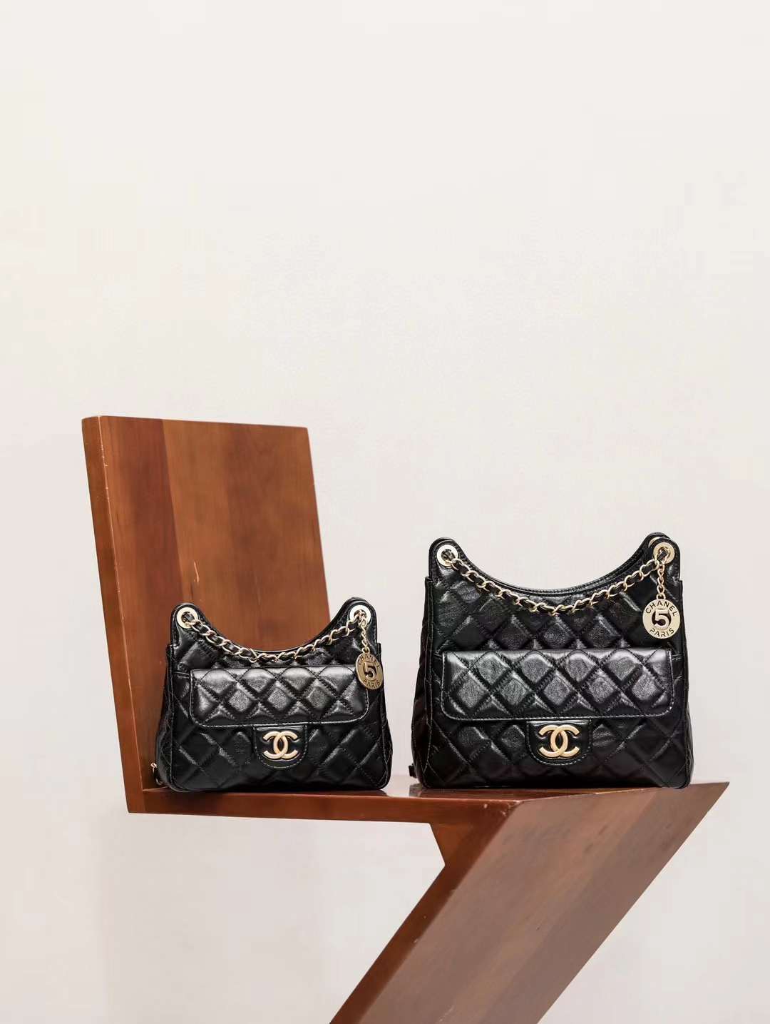 CHANEL 23C HOBO 黑金胎牛皮嬉皮包 新版天貓精靈