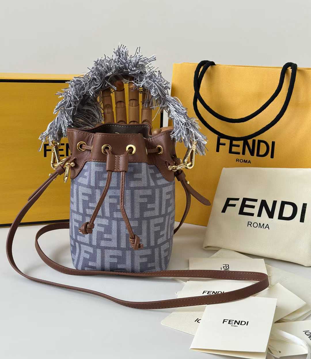 FENDI Mon Tresor 老花牛仔水桶包