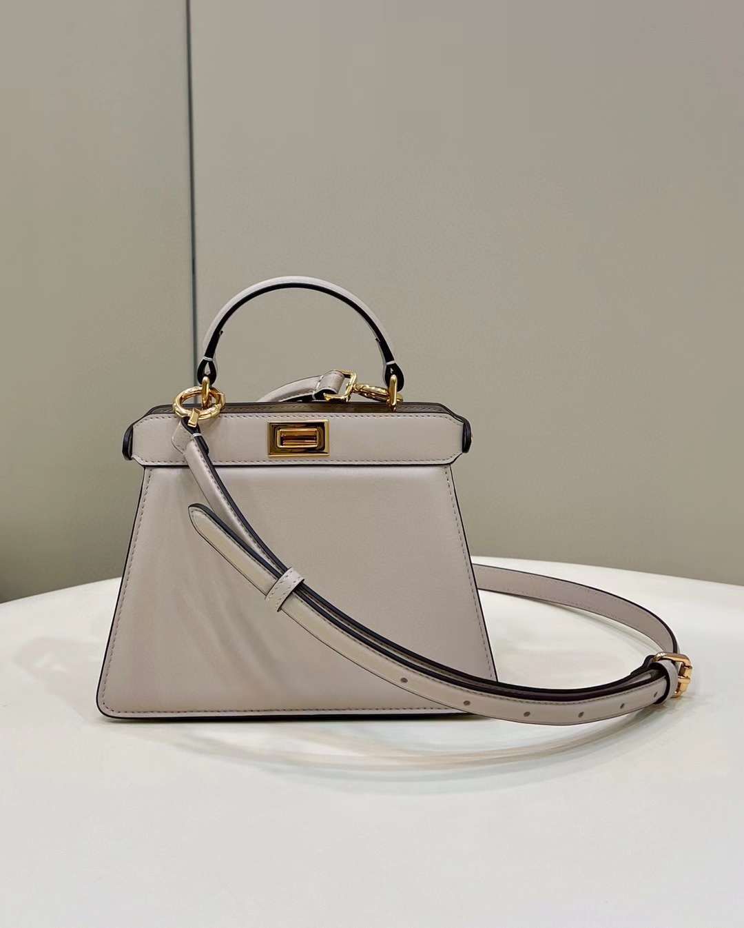 FENDI 23 PEEKABOO ISEEU PETITE 灰色手袋