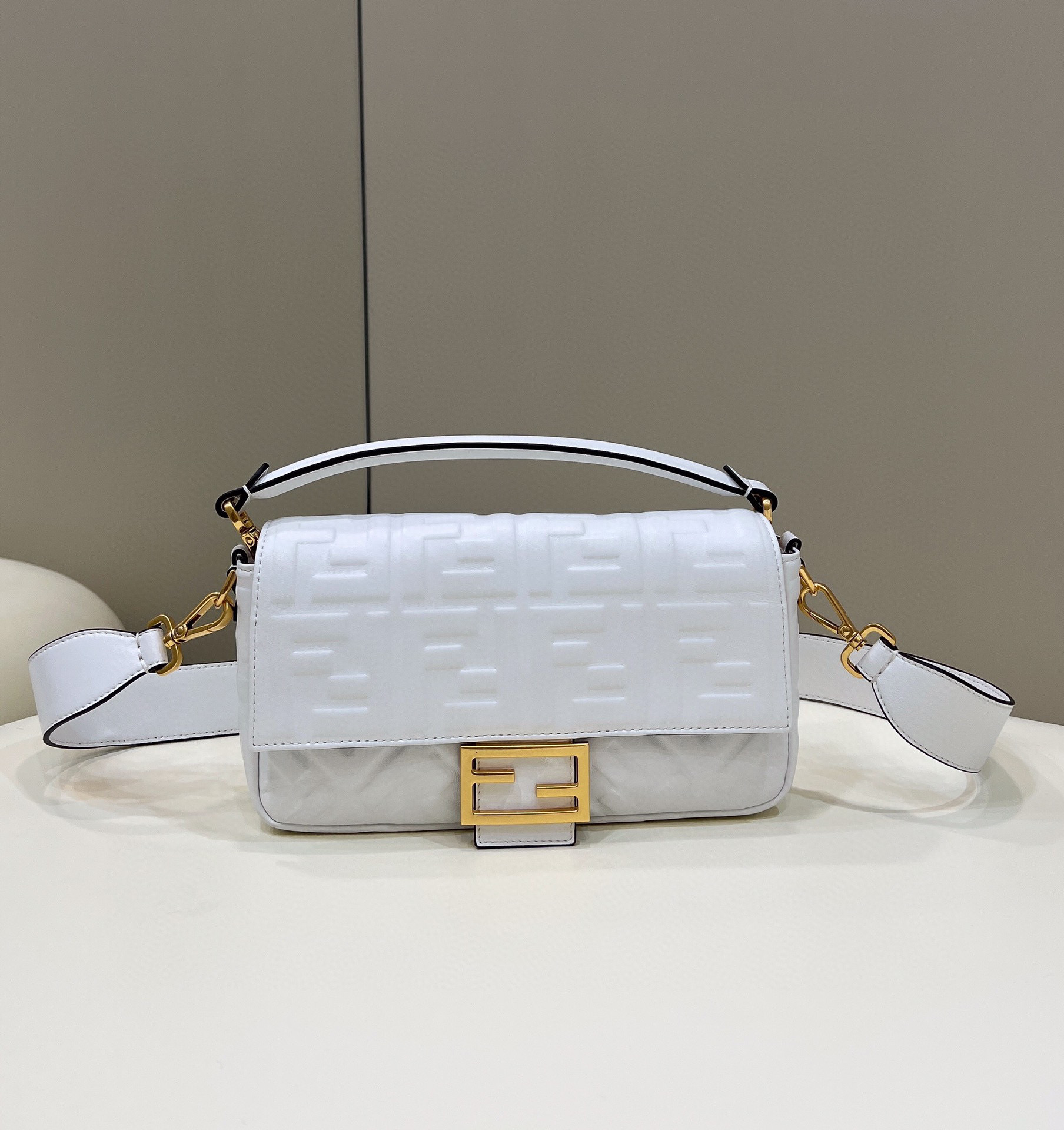 FENDI BAGUETTE 羊皮壓紋法棍包
