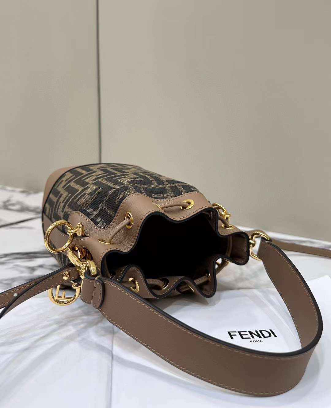 FENDI MON TRESOR 棕色織錦布料迷你水桶包