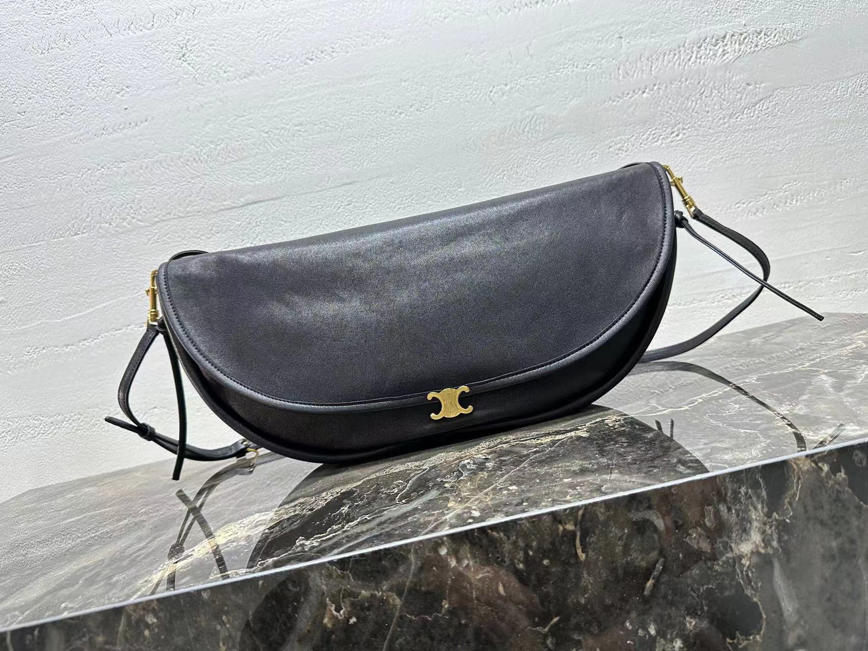 CELINE Halfmoon Soft Triomphe 半月形手袋
