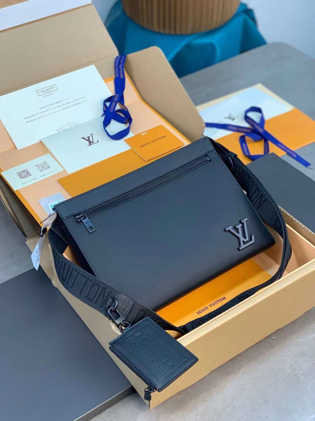 LV MESSENGER VOYAGE 側背手袋包 M59329