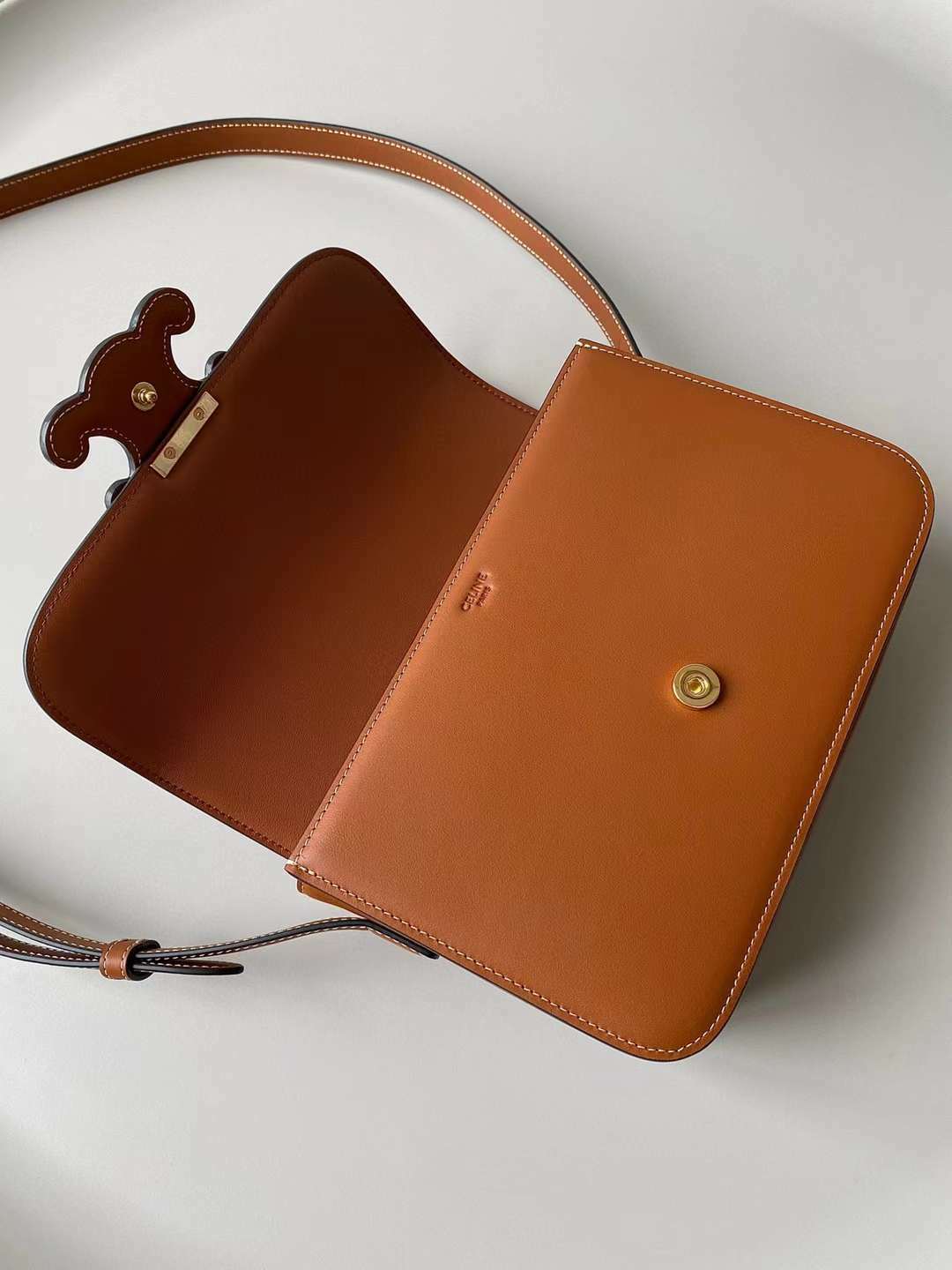 CELINE 中型小牛皮CUIR TRIOMPHE手袋