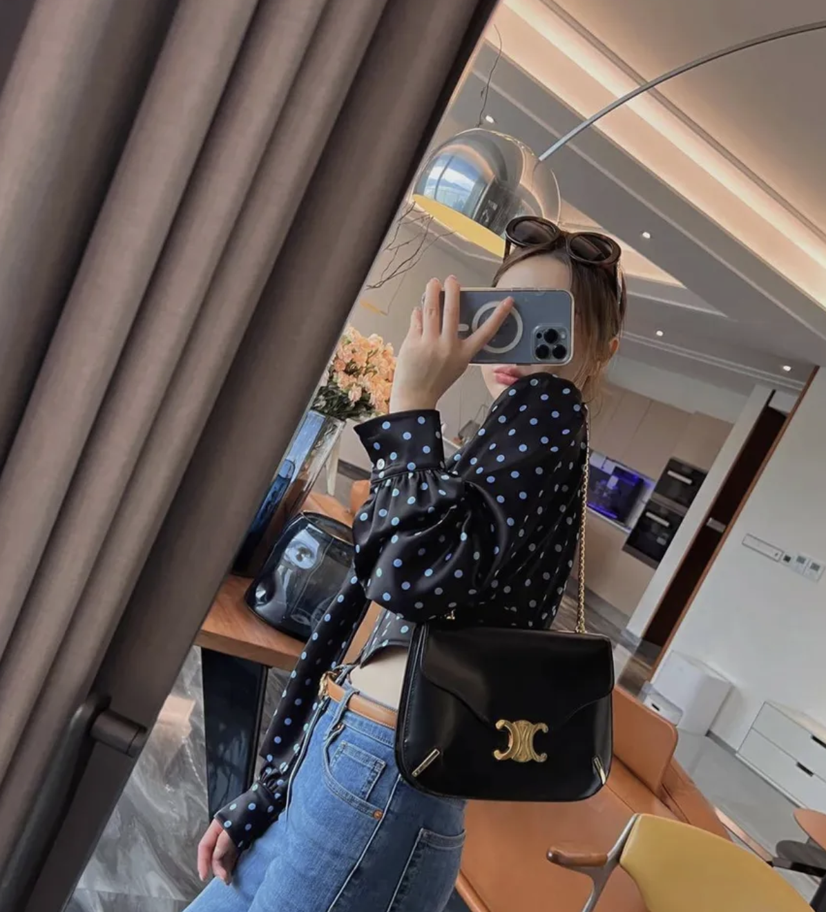 CELINE 亮面小牛皮TRIOMPHE飾鍊BESACE黑色手袋