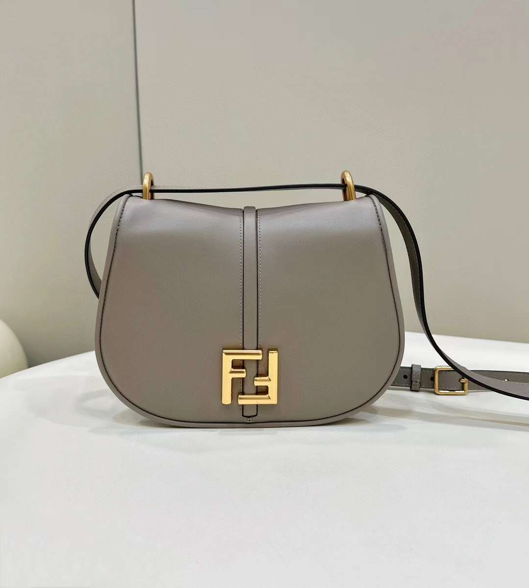 FENDI C’MON FF 鴿灰色斜背包
