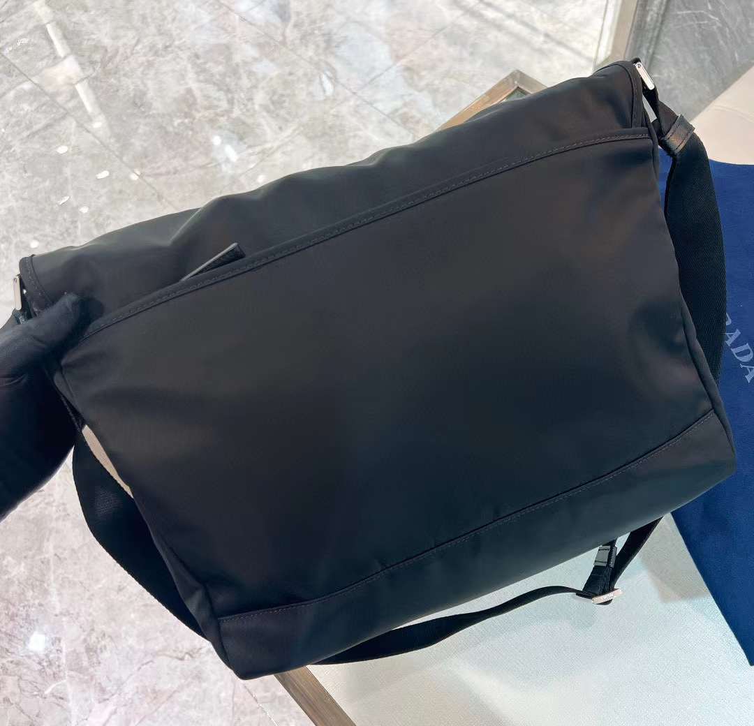 PRADA 尼龍郵差側背包 2VD052