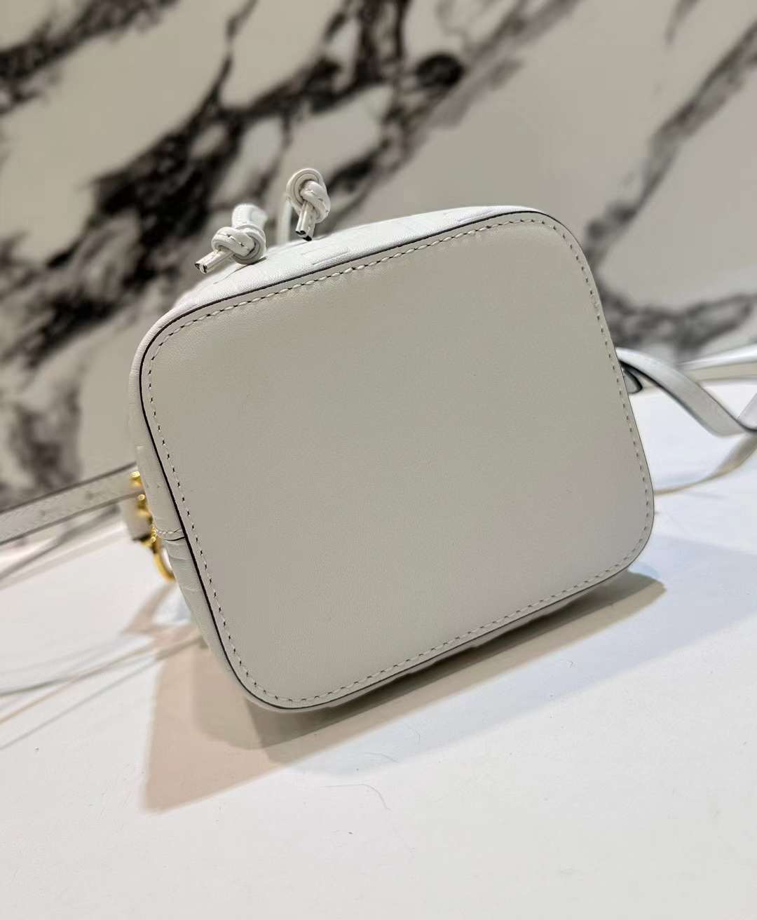 FENDI MON TRESOR 白色皮革迷你水桶包