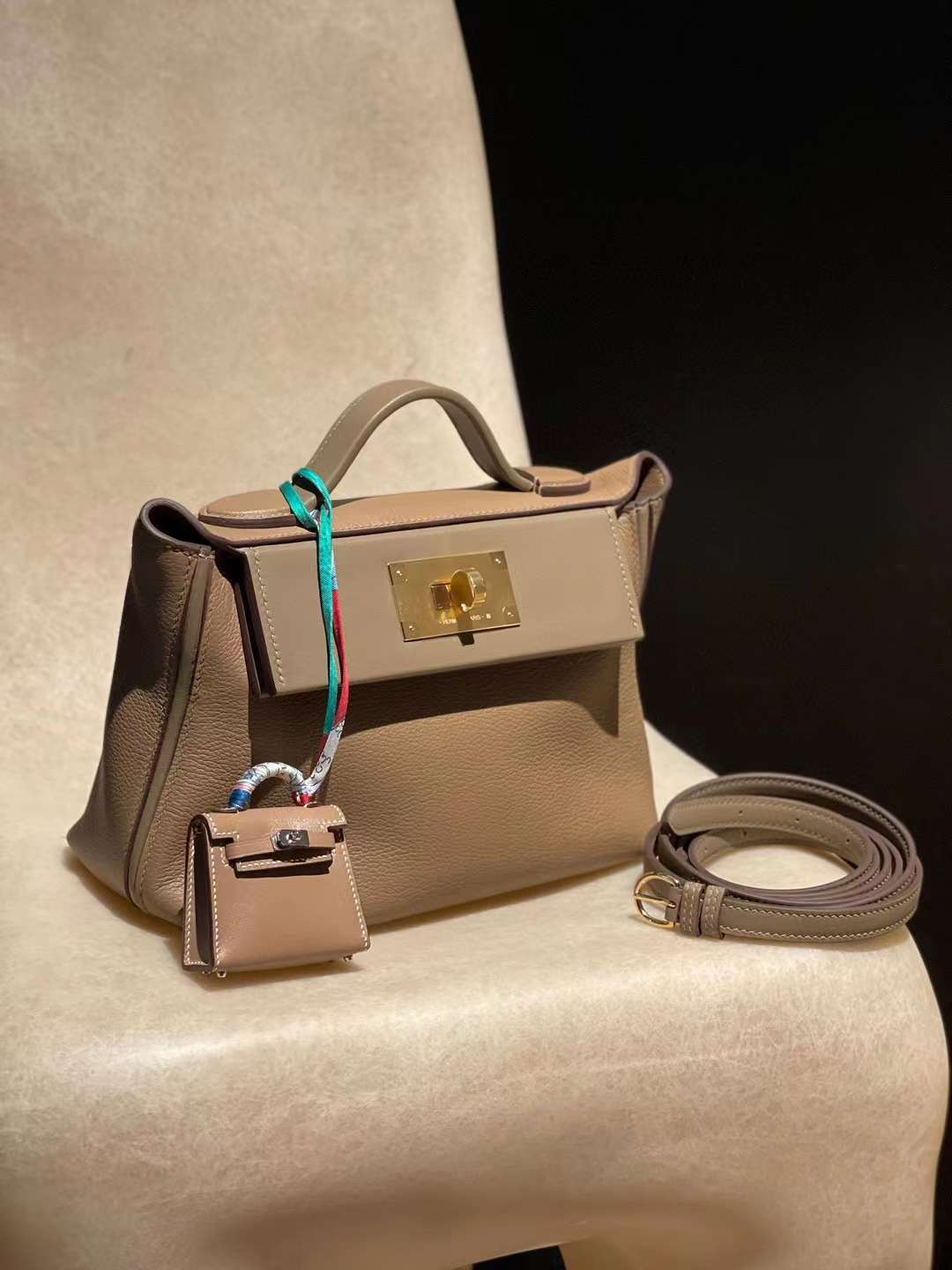 HERMES 2424 EVERCOLOR/SWIFT D0 威瑪犬米手提包