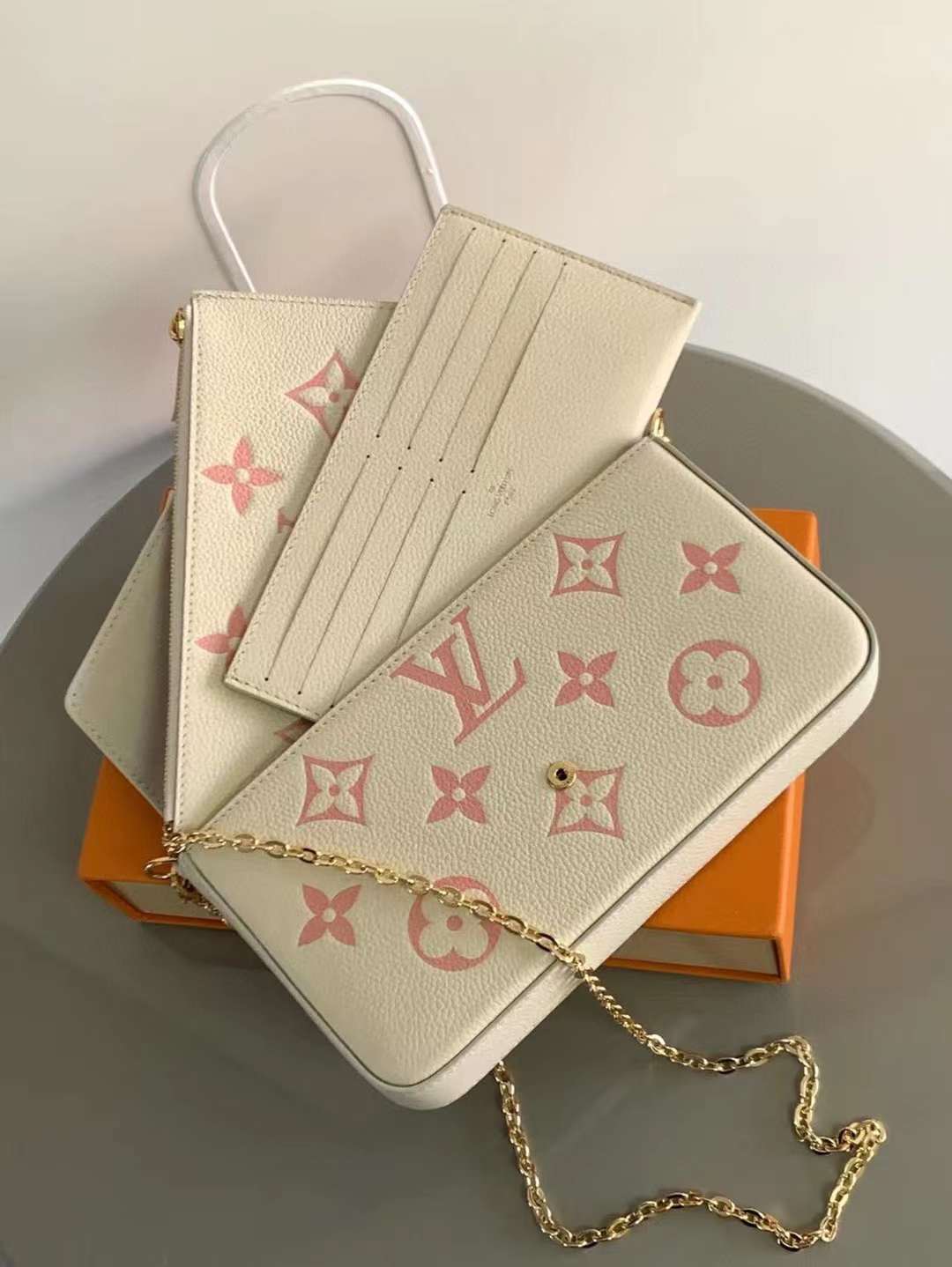 LV FÉLICIE POCHETTE WOC 草莓牛奶壓印鏈條信封包
