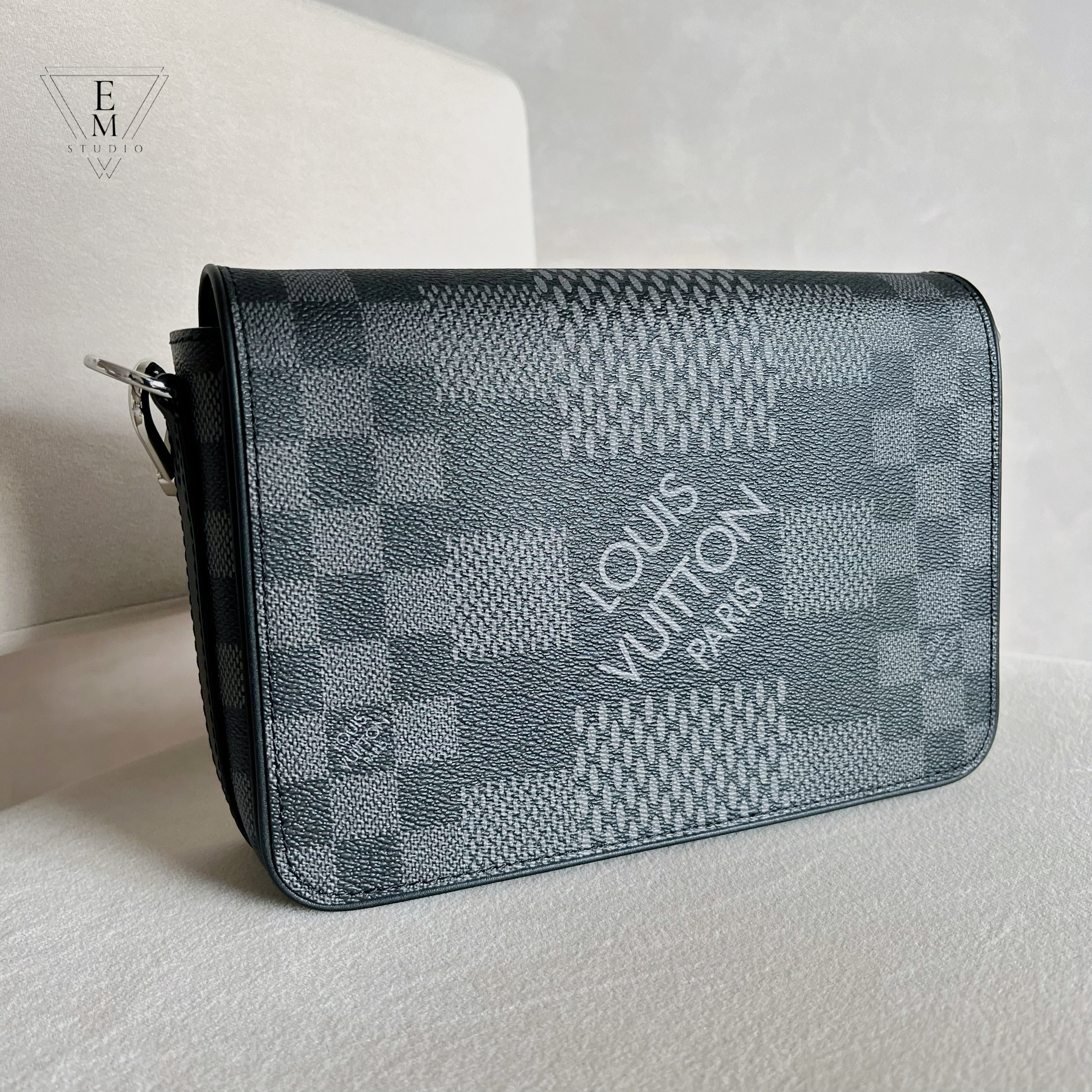 LV STUDIO 棋盤格郵差包