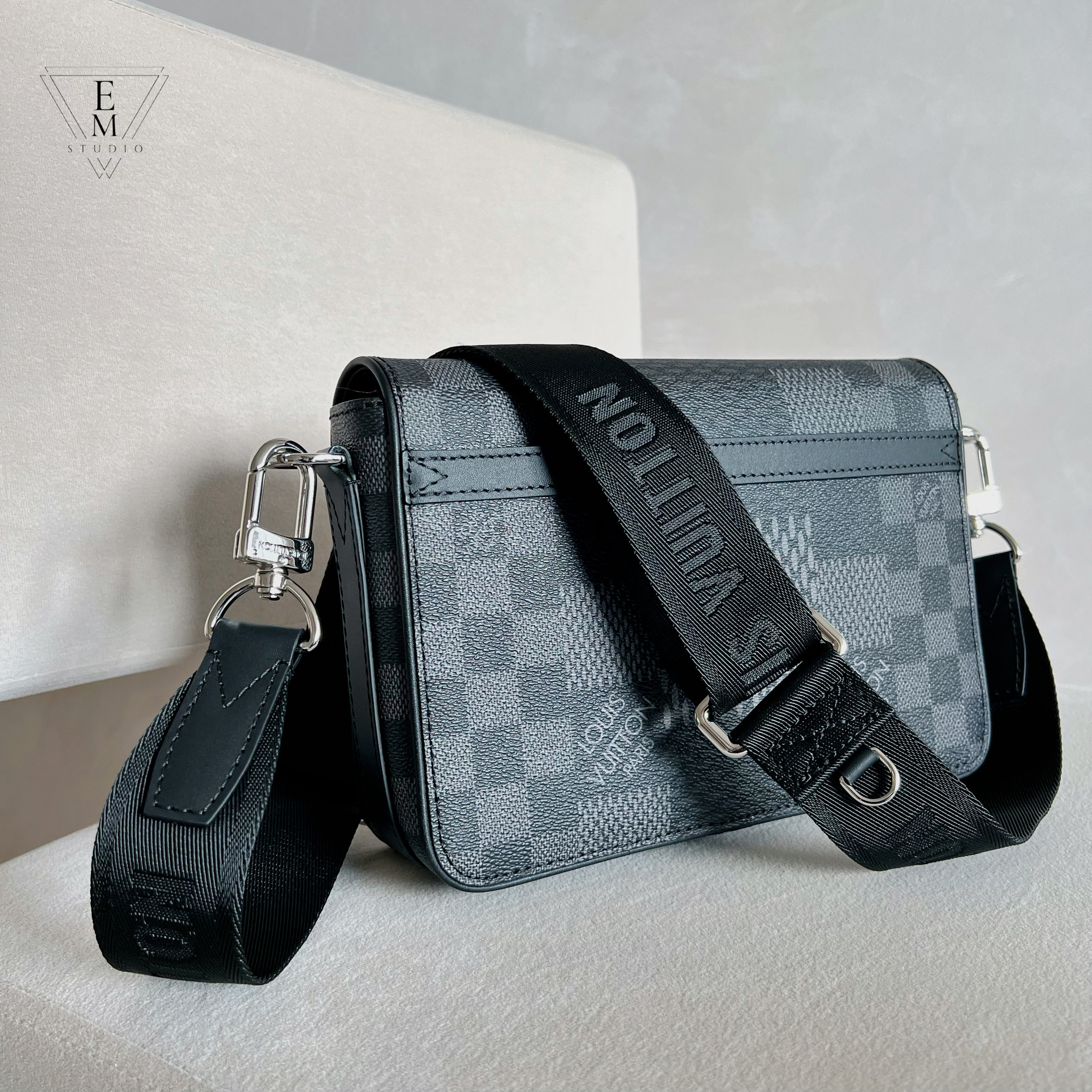 LV STUDIO 棋盤格郵差包