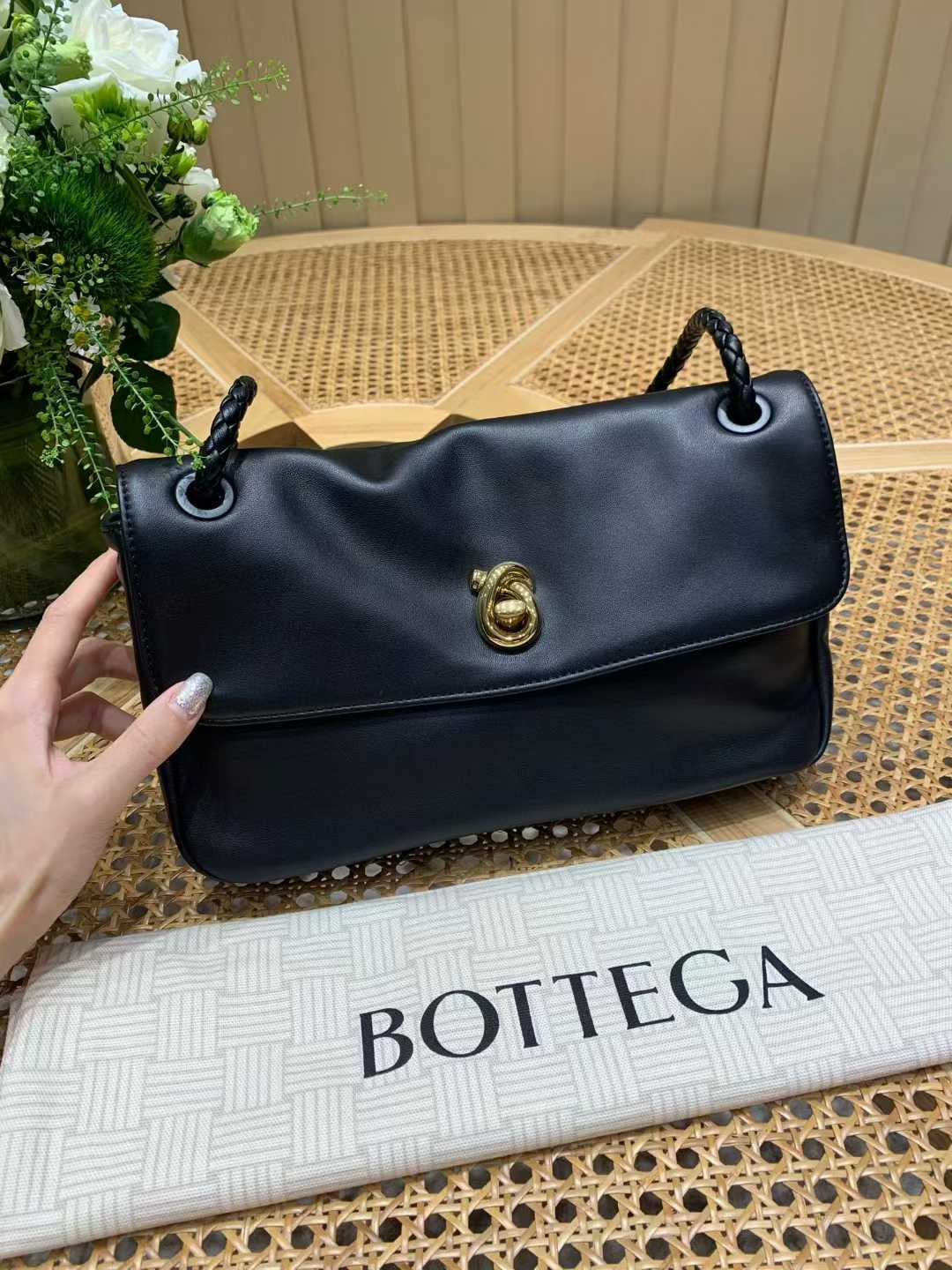 BV Madison 肩背包 黑色