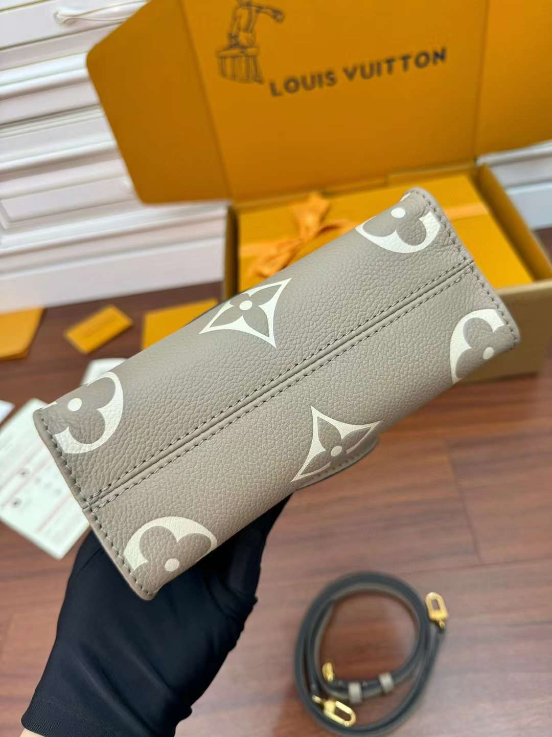 LV ONTHEGO BB 手提包 (兩色) 最新芯片版本