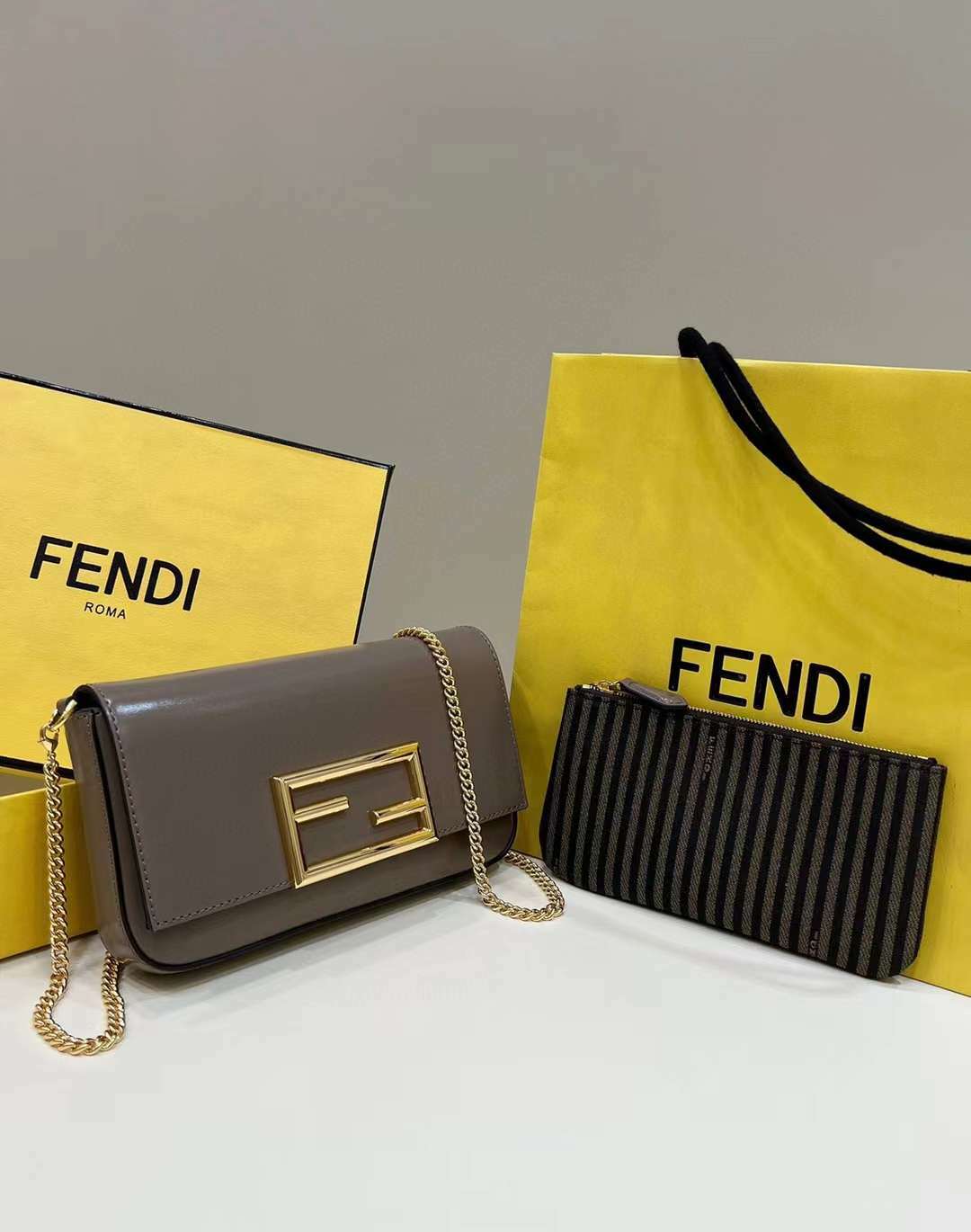 FENDI WOC 金屬FF飾釦鏈條錢包 (三色)