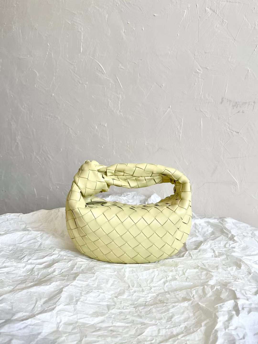 BV MINI JODIE 牛角包 冰淇淋色