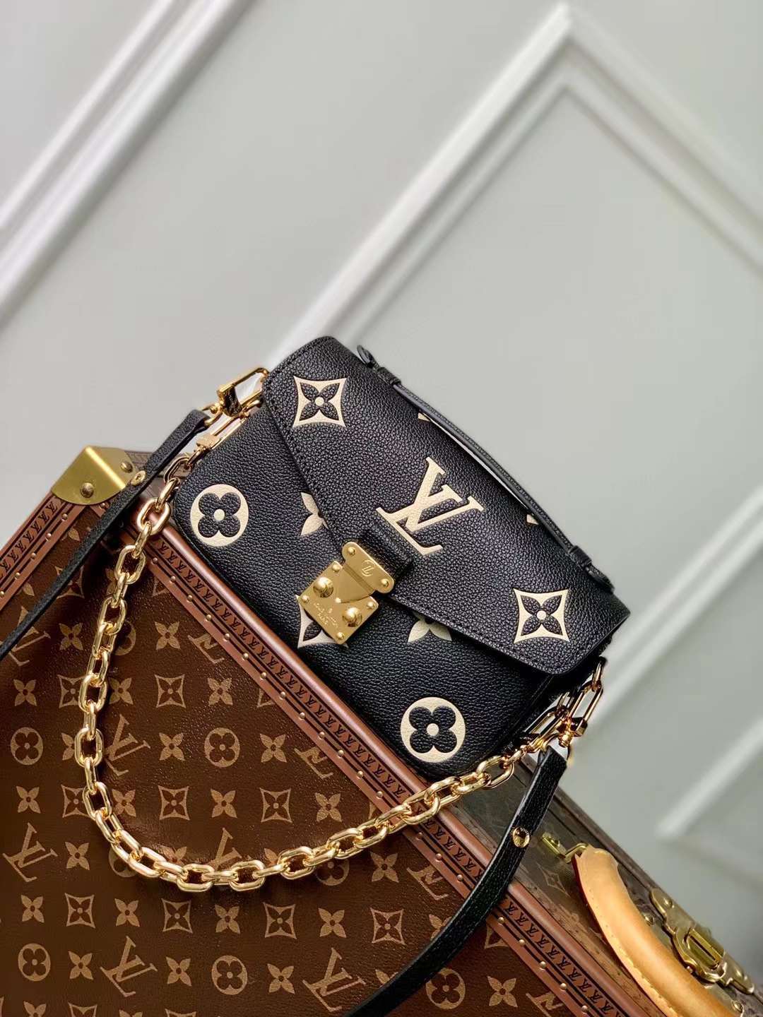 LV POCHETTE MÉTIS EAST WEST 郵差包 黑色 M46596