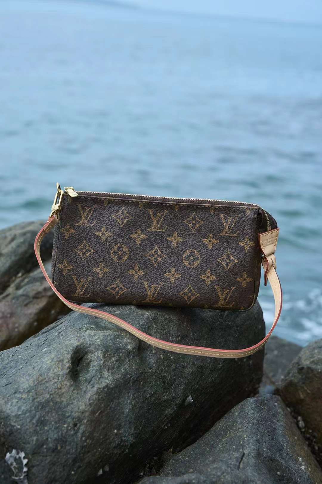 LV POCHETTE ACCESSOIRES 中古麻將包 最新芯片版本 M40712