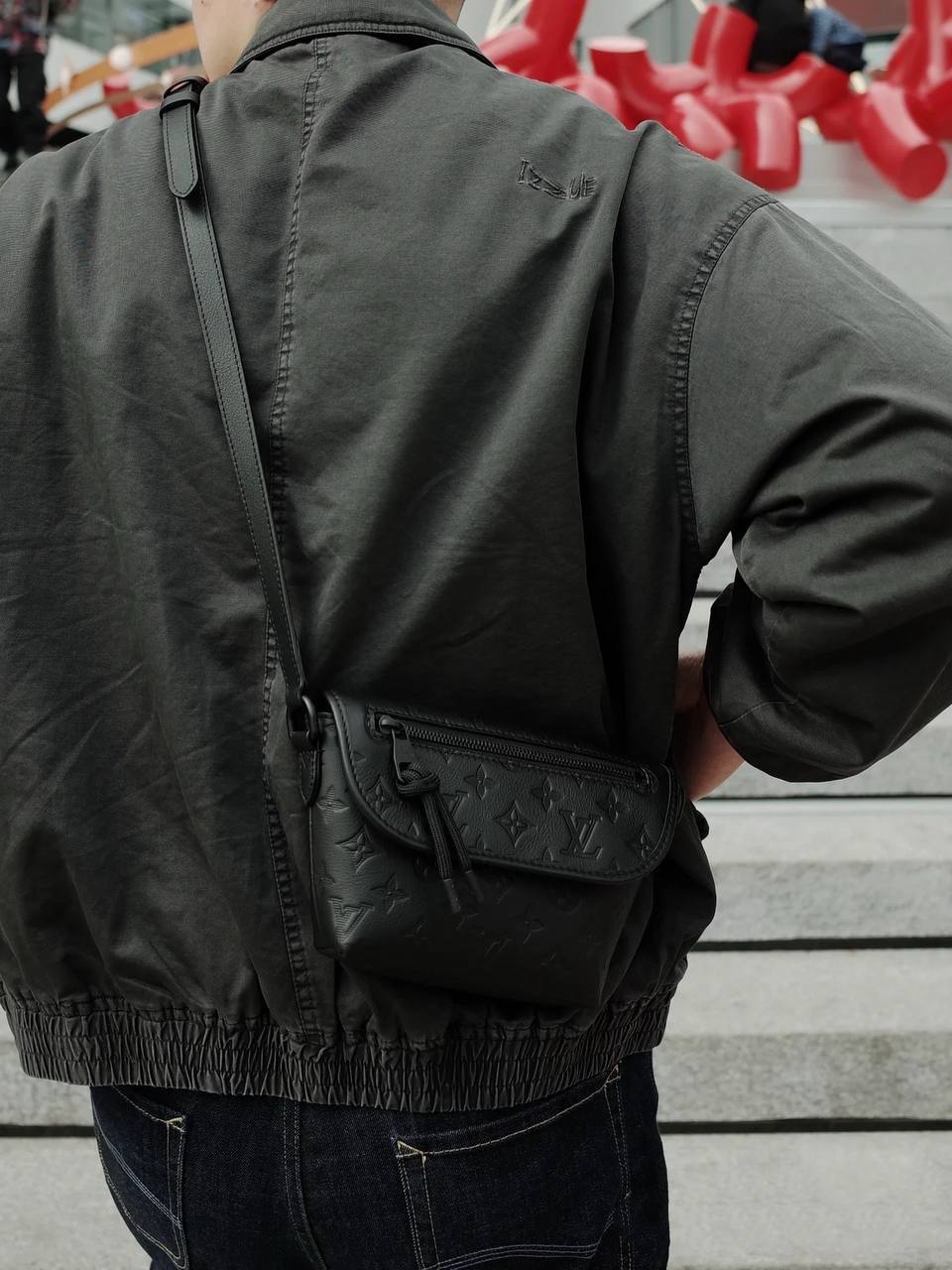 LV Pulse 黑色壓紋 郵差包 現貨24H寄出