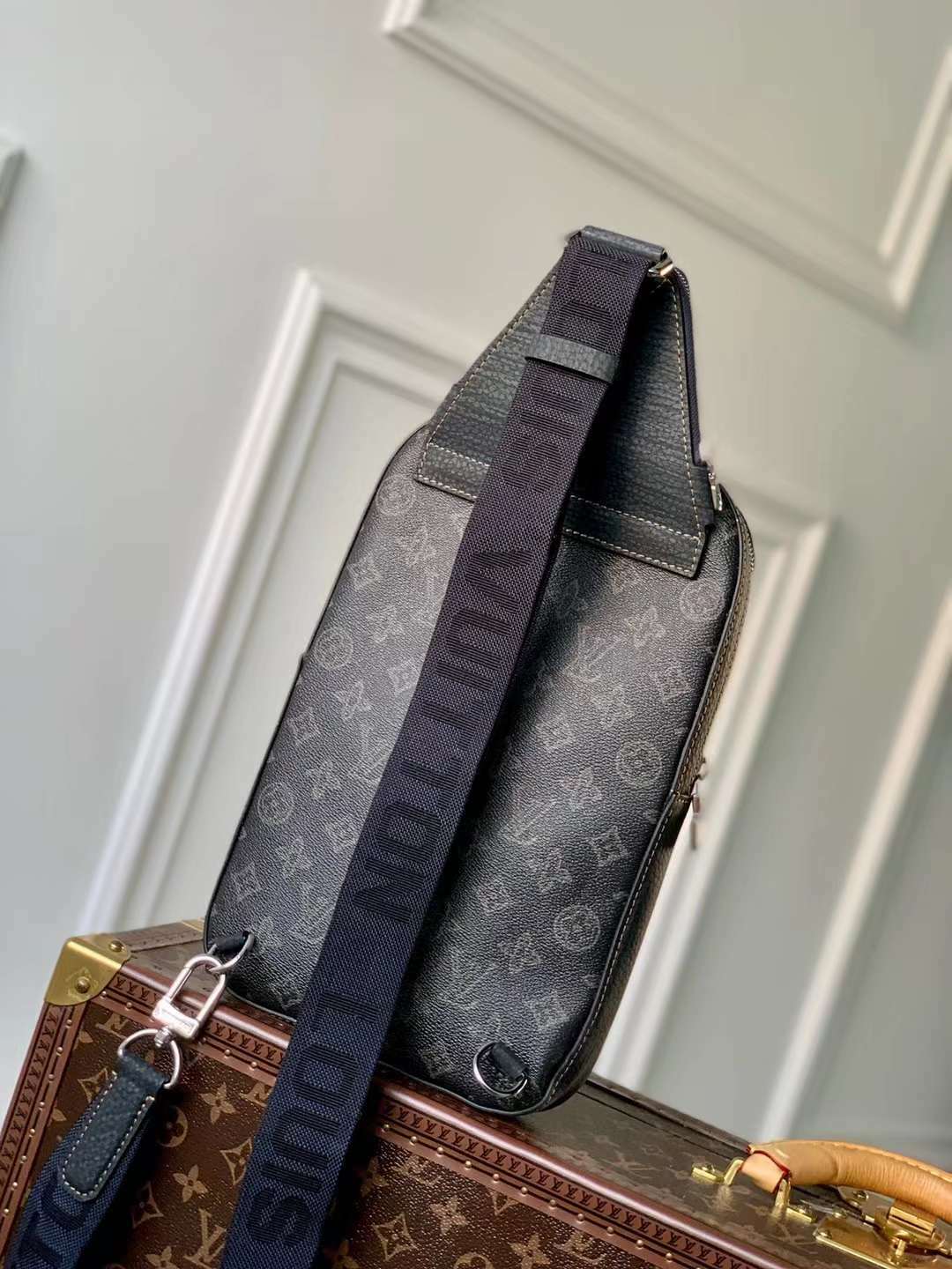 LV AVENUE NM 單肩包