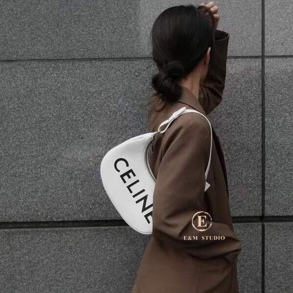CELINE TRIOMPHE 小牛皮印花LOGO AVA腋下包 (兩色)