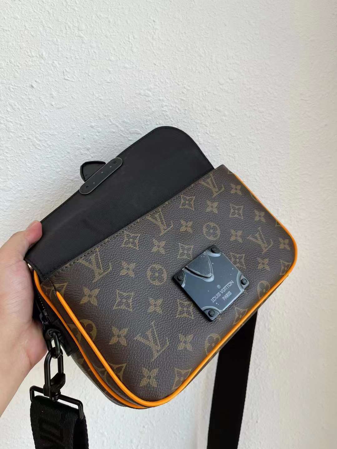 LV S-LOCK 郵差包 M46688