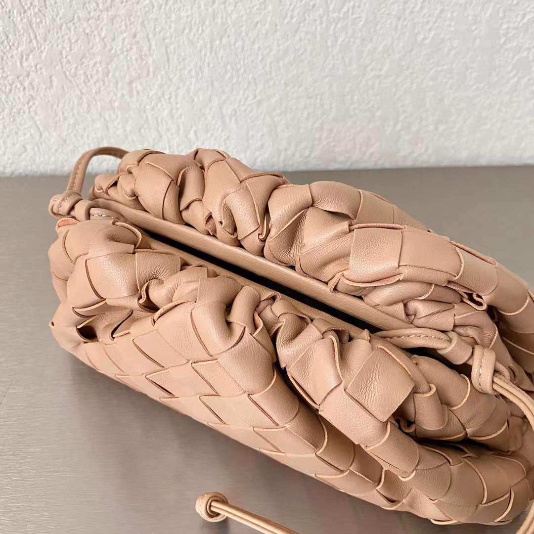 BV THE POUCH 編織雲朵包小號 奶茶色