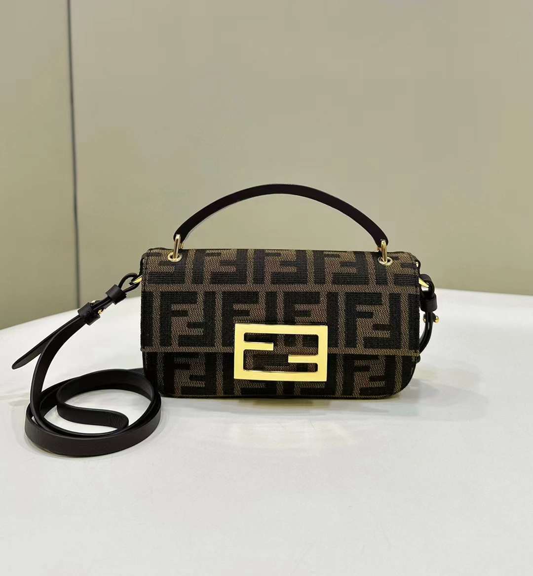 FENDI BAGUETTE 側背手機包