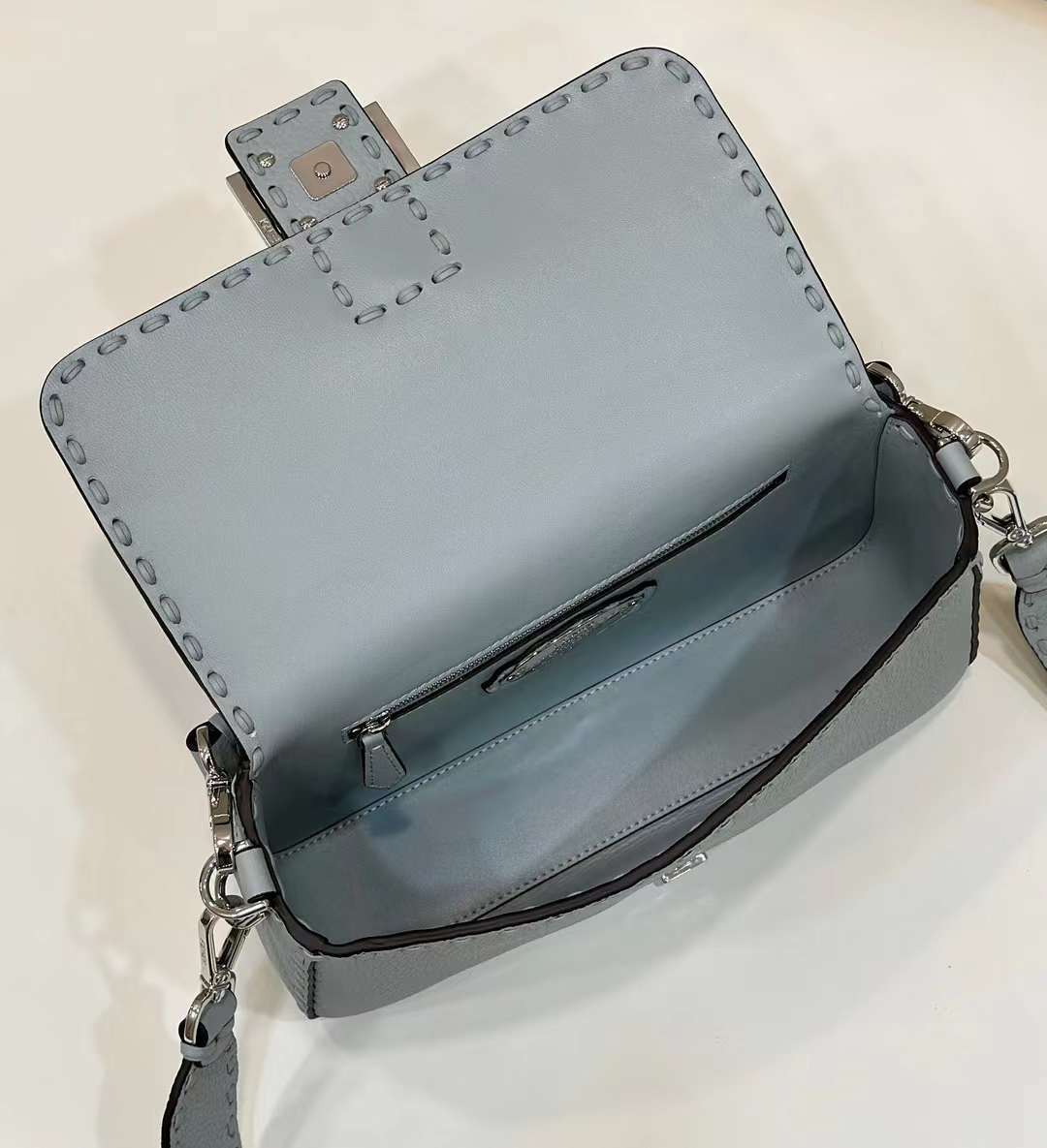 FENDI BAGUETTE 縫線設計法棍包 寶寶藍色