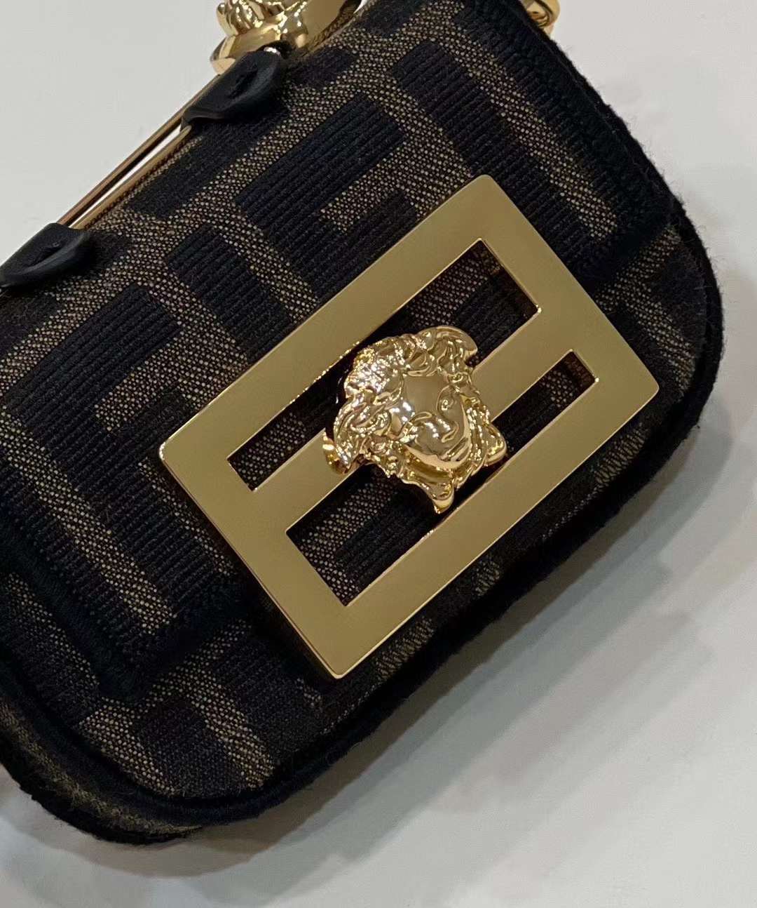 FENDI X VARSACE 聯名 超迷你金屬老花小法棍鏈條包