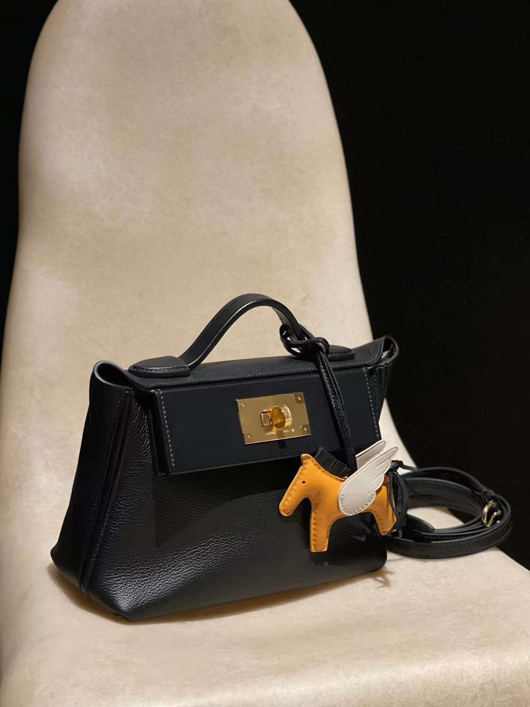 HERMES 2424 89黑色 金釦手提包 21/29