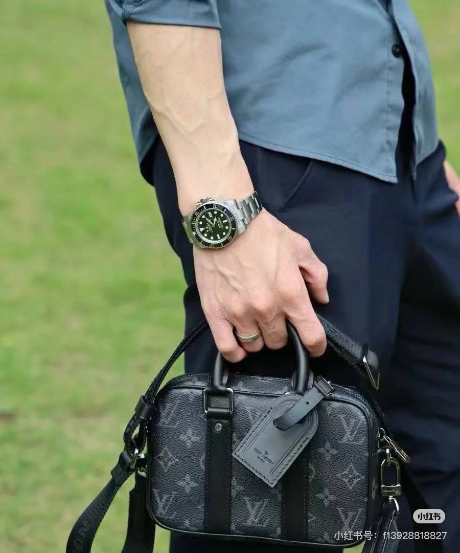 LV NANO PORTE DOCUMENTS 黑武士郵差包 M82770