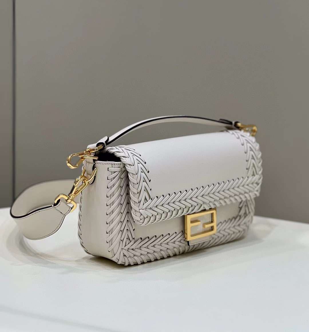 FENDI BAGUETTE 全牛皮編織法棍包 灰白色