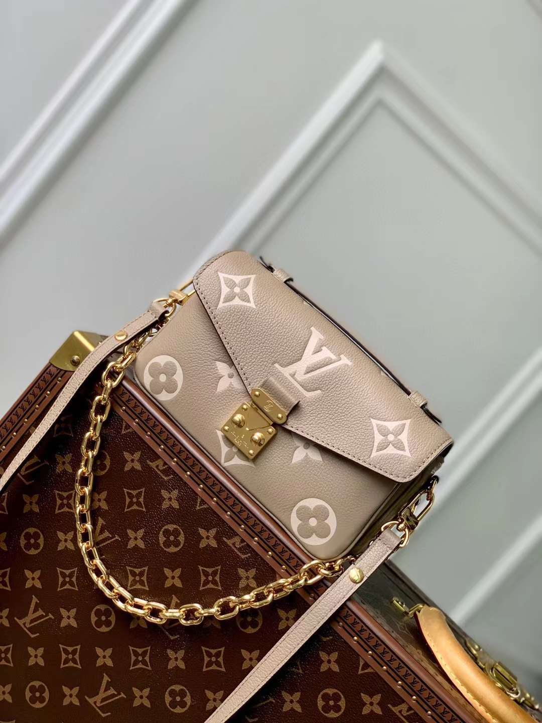LV POCHETTE MÉTIS EAST WEST 郵差包 奶茶色 M22942