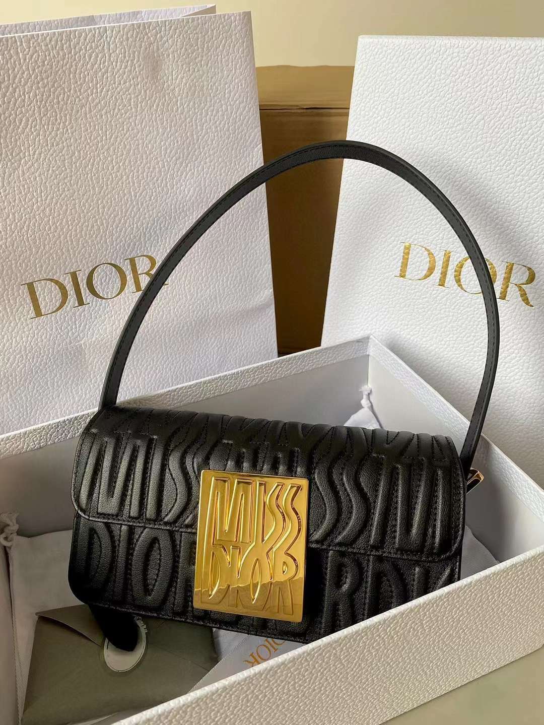 DIOR