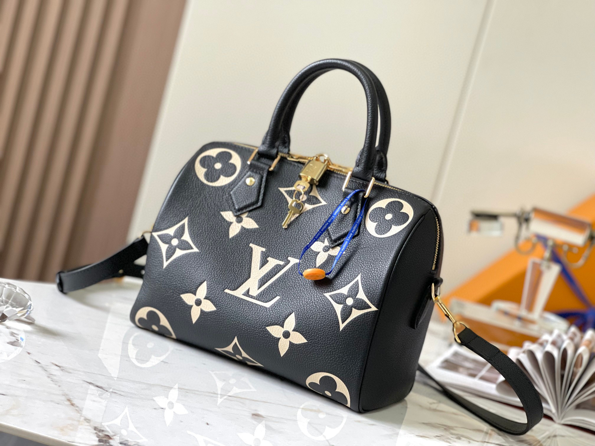 LV SPEEDY BANDOULIERE 25 黑米雙色壓花波士頓包 M58947