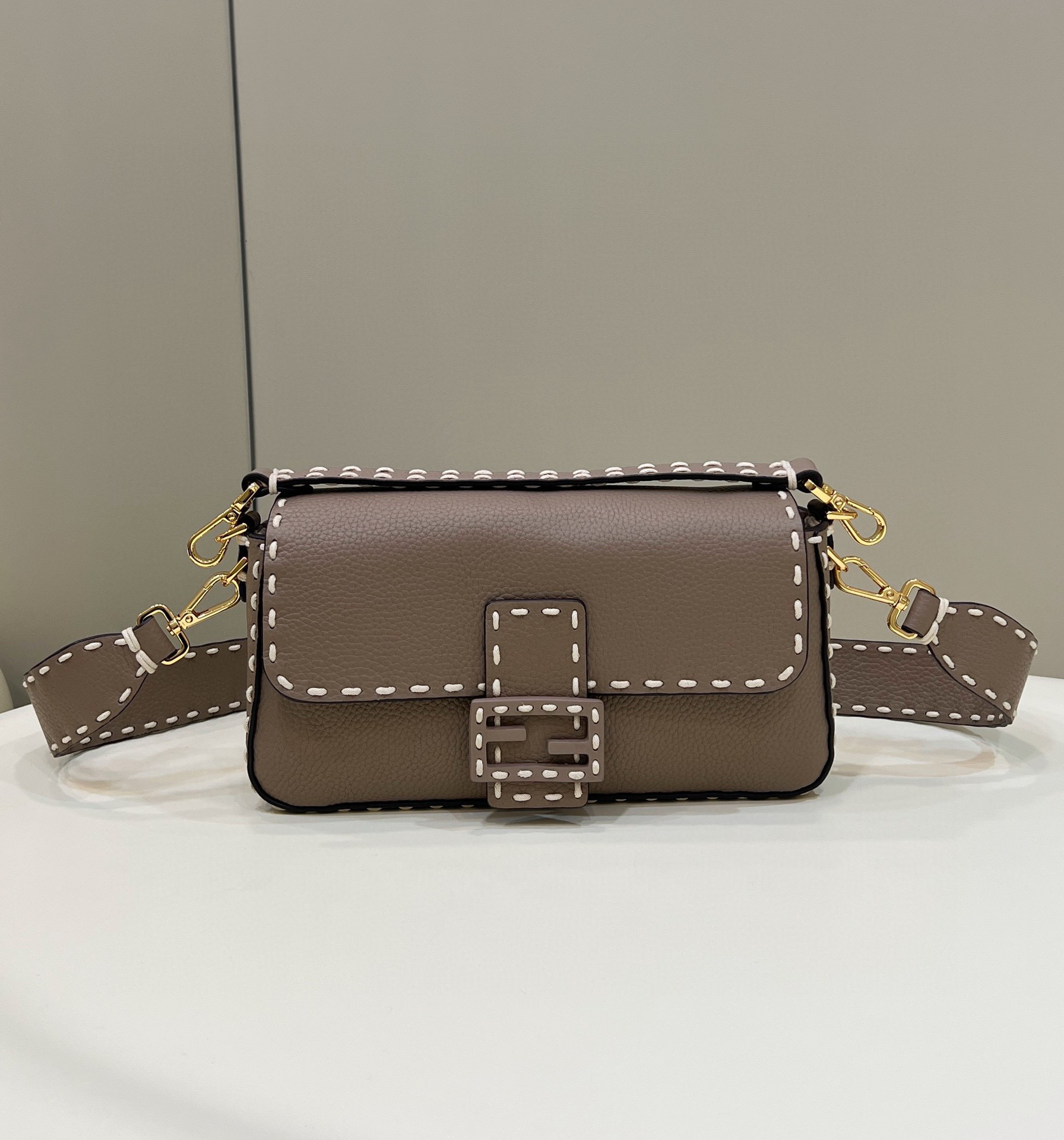 FENDI BAGUETTE 縫線設計法棍包 斑鳩灰色