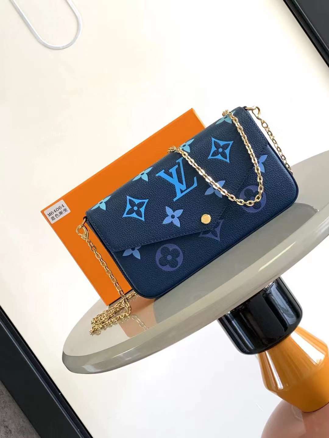 LV FÉLICIE POCHETTE WOC 漸層藍色壓印鏈條信封包